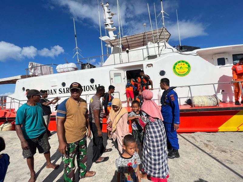 Suasana evakuasi penumpang kapal tanpa nama yang mengalami mati mesin di perairan Pulau Sukun, Selasa (18/4)