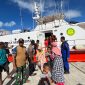 Suasana evakuasi penumpang kapal tanpa nama yang mengalami mati mesin di perairan Pulau Sukun, Selasa (18/4)