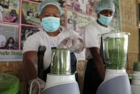 Komunitas Disabilitas Merdeka Maumere sedang mengolah produk daun kelor beberapa waktu lalu