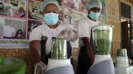 Komunitas Disabilitas Merdeka Maumere sedang mengolah produk daun kelor beberapa waktu lalu