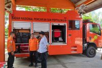 Kepala Kantor Pencarian dan Pertolongan Maumere sedang memberikan penjelasan kepada anggora DPRD Sikka Alfonsus Ambrosius, Senin (24/4) 