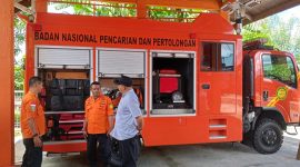 Kepala Kantor Pencarian dan Pertolongan Maumere sedang memberikan penjelasan kepada anggora DPRD Sikka Alfonsus Ambrosius, Senin (24/4) 