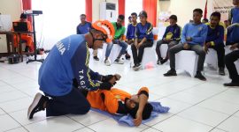 Suasana pelatihan teknik pertolongan di ketinggian dan pemindahan korban