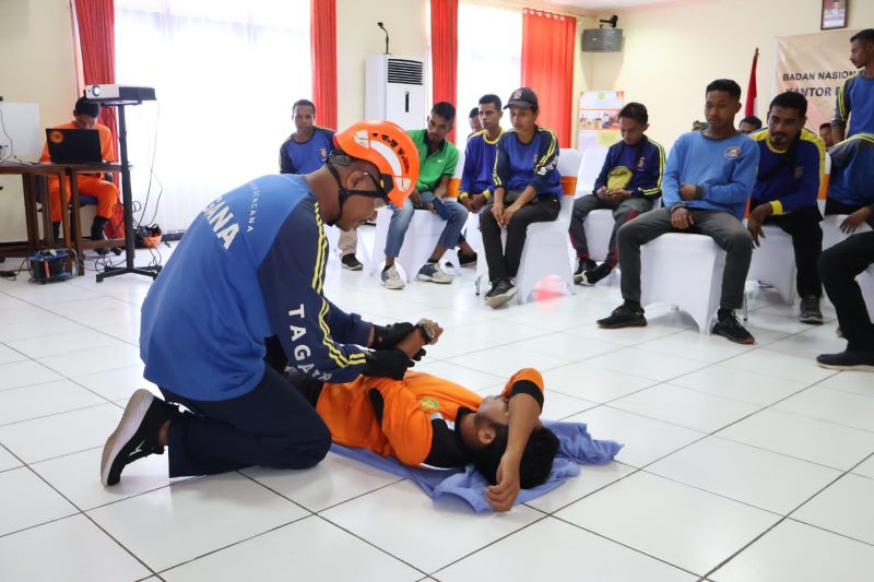 Suasana pelatihan teknik pertolongan di ketinggian dan pemindahan korban
