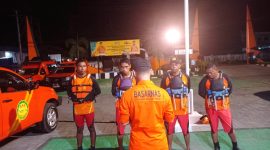 Tim Rescue Basarnas Maumere persiapan melakukan operasi SAR kapal patah kemudi, Minggu (30/4)