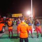 Tim Rescue Basarnas Maumere persiapan melakukan operasi SAR kapal patah kemudi, Minggu (30/4)