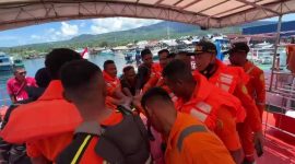 Tim SAR Gabungan persiapan melakukan pencarian dan pertolongan kapal tanpa nama yang mati mesin di perairan Pulau Sukun, Selasa (18/4)