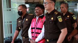 Menkominfo Johnny Gerald Plate mengenakan rompi baju warna merah muda sebagai tahanan Kejagung, Rabu (17/5)