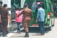 Tersangka Maria Reneldis Lebi saat di Kantor Kejaksaan Negeri Sikka beberapa waktu lalu