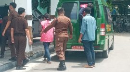 Tersangka Maria Reneldis Lebi saat di Kantor Kejaksaan Negeri Sikka beberapa waktu lalu