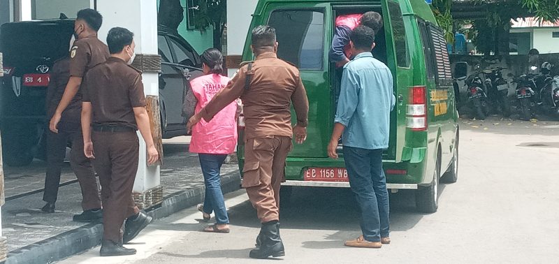 Tersangka Maria Reneldis Lebi saat di Kantor Kejaksaan Negeri Sikka beberapa waktu lalu