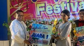 Pimpinan Paduan Suara SMPK Frater Maumere Maria Redempta Priska menerima hadiah kejuaraan Smater Choir Festival 2023