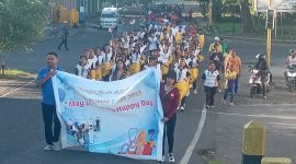 Suasana jalan sehat memperingati Hari Buruh Sedunia di Kabupaten Sikka, Senin (1/5)