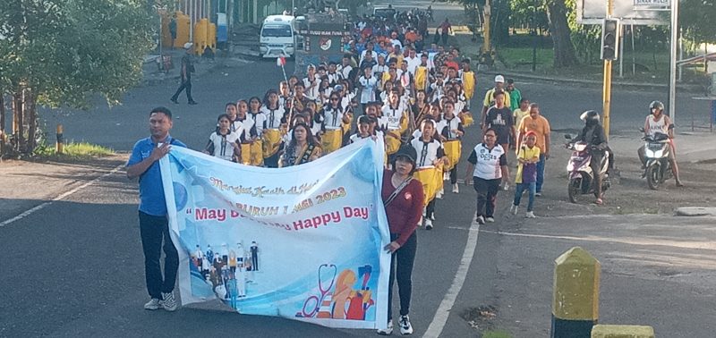Suasana jalan sehat memperingati Hari Buruh Sedunia di Kabupaten Sikka, Senin (1/5)
