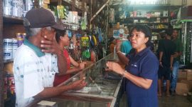 Kepala Bidang Kepengawasan Ketenagakerjaan pada Disnaker Sikka Welibrorda Dua Bura sedang berbincang dengan pegawai pada sebuah toko di Maumere, Senin (1/5)