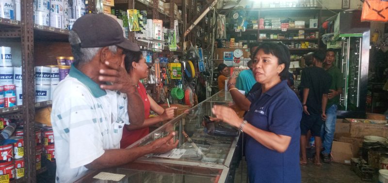Kepala Bidang Kepengawasan Ketenagakerjaan pada Disnaker Sikka Welibrorda Dua Bura sedang berbincang dengan pegawai pada sebuah toko di Maumere, Senin (1/5)