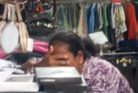 Maria Wati Korban menangis menjerit setelah uangnya dicuri orang di Ginza Mode Maumere, Senin (1/5) 