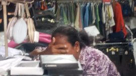 Maria Wati Korban menangis menjerit setelah uangnya dicuri orang di Ginza Mode Maumere, Senin (1/5) 