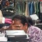 Maria Wati Korban menangis menjerit setelah uangnya dicuri orang di Ginza Mode Maumere, Senin (1/5) 