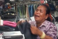 Korban pencurian di toko.pakaian sedang menangis histeris, Minggu (1/5)