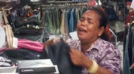 Korban pencurian di toko.pakaian sedang menangis histeris, Minggu (1/5)