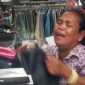 Korban pencurian di toko.pakaian sedang menangis histeris, Minggu (1/5)