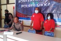 Wakapolres Sikka Kompol Ruliyanto Junaedi Putera Pahroen saat memberikan keterangan pers terkait kasus pencurian dan pencopetan di Kota Maumere, Senin (8/5)