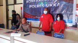 Wakapolres Sikka Kompol Ruliyanto Junaedi Putera Pahroen saat memberikan keterangan pers terkait kasus pencurian dan pencopetan di Kota Maumere, Senin (8/5)