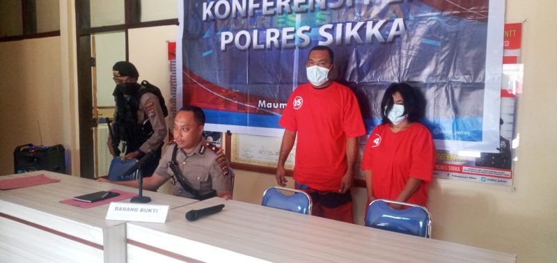 Wakapolres Sikka Kompol Ruliyanto Junaedi Putera Pahroen saat memberikan keterangan pers terkait kasus pencurian dan pencopetan di Kota Maumere, Senin (8/5)