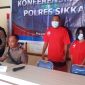 Wakapolres Sikka Kompol Ruliyanto Junaedi Putera Pahroen saat memberikan keterangan pers terkait kasus pencurian dan pencopetan di Kota Maumere, Senin (8/5)
