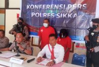 Wakapolres Sikka Kompol Ruliyanto Junaedi Putera Pahroen sedang memberikan konferensi pers kasus pencurian, Senin (8/5)