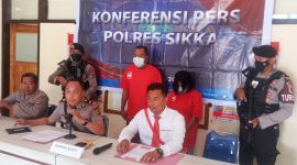 Wakapolres Sikka Kompol Ruliyanto Junaedi Putera Pahroen sedang memberikan konferensi pers kasus pencurian, Senin (8/5)