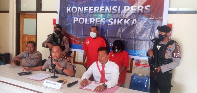 Wakapolres Sikka Kompol Ruliyanto Junaedi Putera Pahroen sedang memberikan konferensi pers kasus pencurian, Senin (8/5)
