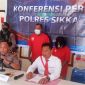 Wakapolres Sikka Kompol Ruliyanto Junaedi Putera Pahroen sedang memberikan konferensi pers kasus pencurian, Senin (8/5)