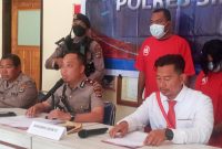 Pelaku pencurian di Ginza Mode (kanan) diperlihatkan saat konperensi pers, Senin (8/5)