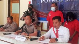 Pelaku pencurian di Ginza Mode (kanan) diperlihatkan saat konperensi pers, Senin (8/5)