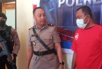 Wakapolres Sikka Kompol Ruliyanto Junaedi Putera Pahroen sedang menginterogasi pegawai honor BPBD Sikka yang terlibat kasus pencurian, Senin (8/5) 