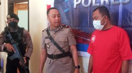 Wakapolres Sikka Kompol Ruliyanto Junaedi Putera Pahroen sedang menginterogasi pegawai honor BPBD Sikka yang terlibat kasus pencurian, Senin (8/5) 