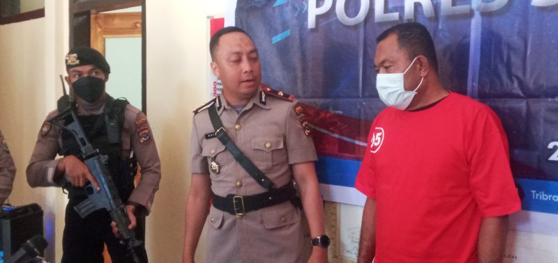 Wakapolres Sikka Kompol Ruliyanto Junaedi Putera Pahroen sedang menginterogasi pegawai honor BPBD Sikka yang terlibat kasus pencurian, Senin (8/5) 