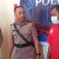 Wakapolres Sikka Kompol Ruliyanto Junaedi Putera Pahroen sedang menginterogasi pegawai honor BPBD Sikka yang terlibat kasus pencurian, Senin (8/5) 