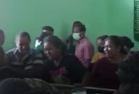 Orang tua dan keluarga menangisi bocah yang meninggal dunia akibat rabies, Senin (8/5) (foto: istimewa) 