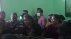 Orang tua dan keluarga menangisi bocah yang meninggal dunia akibat rabies, Senin (8/5) (foto: istimewa) 