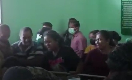 Orang tua dan keluarga menangisi bocah yang meninggal dunia akibat rabies, Senin (8/5) (foto: istimewa) 
