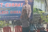 Kapolres Sikka AKBP Nelson Filipe Dias Quintas saat Jumat Curhat di Lorong Ayam Kelurahan Kota Uneng, Jumat (12/5)