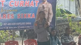Kapolres Sikka AKBP Nelson Filipe Dias Quintas saat Jumat Curhat di Lorong Ayam Kelurahan Kota Uneng, Jumat (12/5)