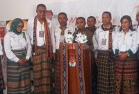 Ketua PKB Sikka Yoseph Karmianto Eri menyampaikan keterangan pers di Kantor KPU Sikka, Sabtu (13/4) usai mendaftar bakal calon anggota DPRD Sikka