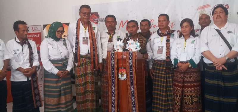 Ketua PKB Sikka Yoseph Karmianto Eri menyampaikan keterangan pers di Kantor KPU Sikka, Sabtu (13/4) usai mendaftar bakal calon anggota DPRD Sikka