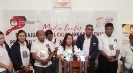 Ketua Partai Garuda Kabupaten Sikka Heldigardis Sunur saat memberikan keterangan pers usai mendafarkan bacaleg di Kantor KPU Sikka, Minggu (14/5) 