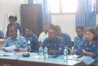 Kepala Dinas Pertanian Kabupaten Sikka Yohanes Emil Satriawan saat rapat kerja bersama Komisi 2 DPRD Sikka, Rabu (17/5)