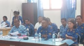 Kepala Dinas Pertanian Kabupaten Sikka Yohanes Emil Satriawan saat rapat kerja bersama Komisi 2 DPRD Sikka, Rabu (17/5)